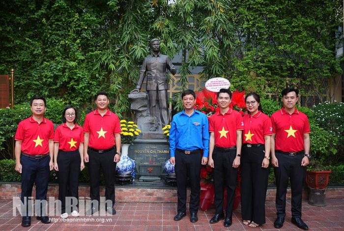 Đồng chí Trịnh Phương Nam (thứ 3 từ phải sang) cùng các đại biểu nhận Giải thưởng Nguyễn Chí Thanh năm 2026 tới thăm Nhà lưu niệm Đại tướng Nguyễn Chí Thanh (Hà Nội).