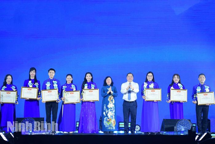 Đồng chí Trịnh Phương Nam (thứ 3 từ trái sang) vinh dự nhận Giải thưởng Nguyễn Chí Thanh năm 2026.