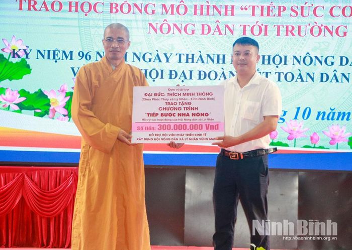 Đại diện chùa Phúc Thủy (xã Lý Nhân) trao tặng kinh phí hỗ trợ các hoạt động của Hội Nông dân xã.