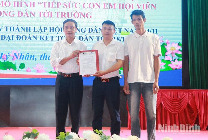 Lãnh đạo Hội Nông dân xã trao Quyết định thành lập Tổ hội nông dân nghề nghiệp chăn nuôi lợn.