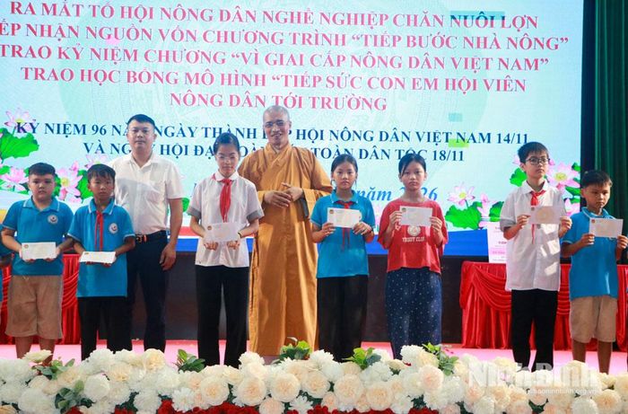 Lãnh đạo Hội Nông dân xã và đại diện chùa Phúc Thủy trao học bổng cho các học sinh có hoàn cảnh khó khăn ở địa phương.