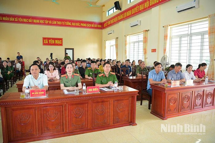 Các đại biểu dự lễ ra mắt mô hình.
