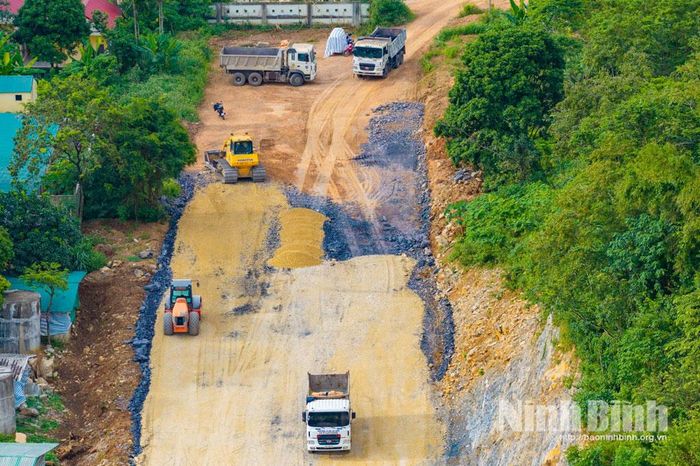 Đơn vị thi công đang chờ có "mặt bằng sạch" để tiếp tục thi công tuyến đường Bái Đính - Ba Sao. Ảnh: Ngọc Linh