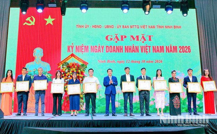 Đồng chí Nguyễn Thanh Bình, Phó Bí thư Tỉnh ủy, Chủ tịch UBND tỉnh trao Bằng khen cho các cá nhân có thành tích xuất sắc.