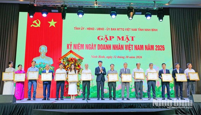 Đồng chí Trần Huy Tuấn, Ủy viên Trung ương Đảng, Bí thư Tỉnh ủy trao Bằng khen cho các tập thể có thành tích xuất sắc.