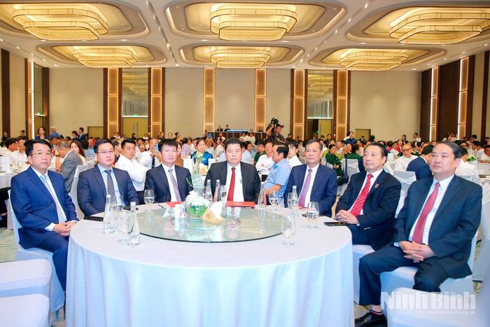 Các đại biểu dự chương trình.