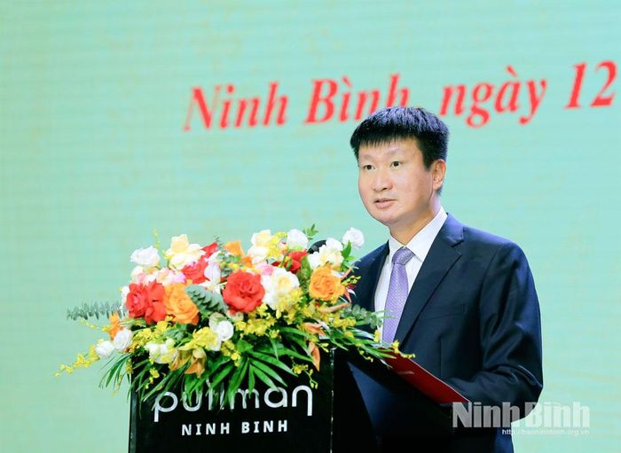Đồng chí Trần Huy Tuấn, Ủy viên Trung ương Đảng, Bí thư Tỉnh ủy phát biểu tại buổi gặp mặt.