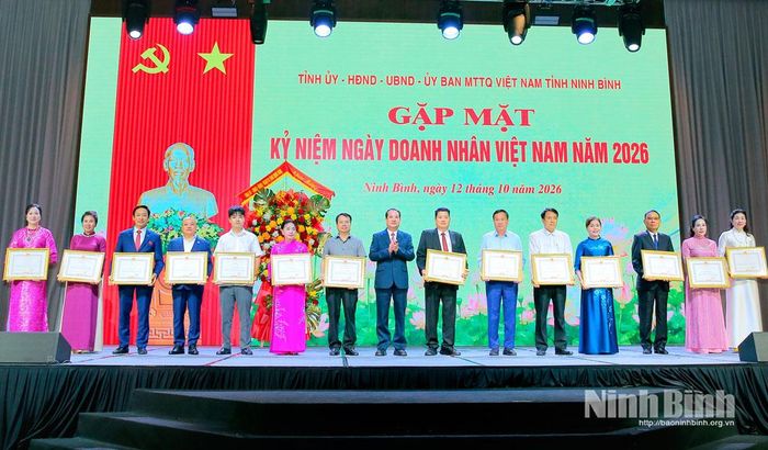 Đồng chí Mai Văn Tuất, Phó Bí thư Tỉnh ủy, Trưởng Đoàn đại biểu Quốc hội tỉnh trao Bằng khen cho các cá nhân có thành tích xuất sắc.