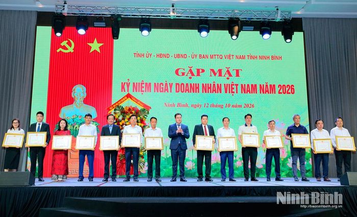 Đồng chí Trần Đăng Quỳnh, Ủy viên dự khuyết Trung ương Đảng, Phó Bí thư Thường trực Tỉnh ủy trao Bằng khen cho các tập thể có thành tích xuất sắc.
