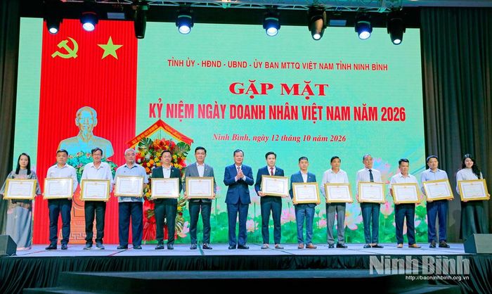 Đồng chí Lê Quốc Chỉnh, Phó Bí thư Tỉnh ủy, Chủ tịch HĐND tỉnh trao Bằng khen cho các tập thể có thành tích xuất sắc.