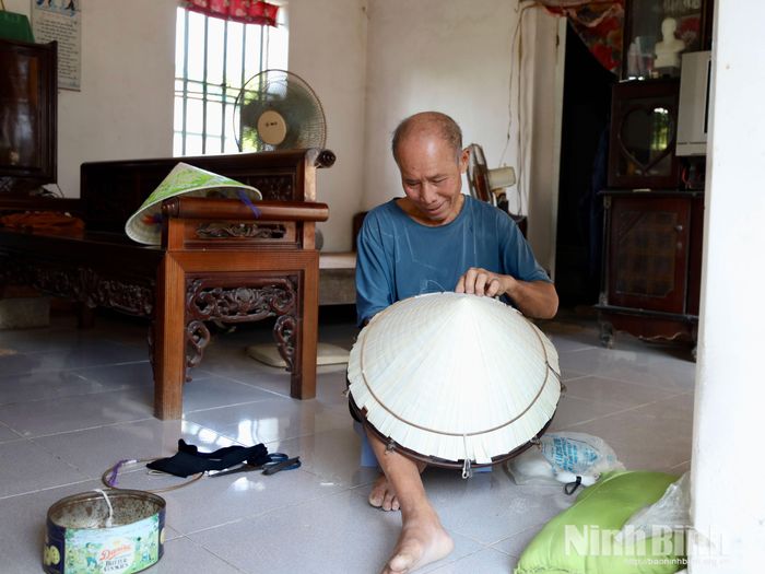 Nghề làm nón lá tạo việc làm thường xuyên cho những lao động nông thôn trong lúc nông nhàn.