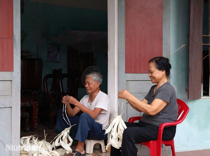 Những người thợ vẫn miệt mài giữ nghề, để những chiếc nón lá An Khoái - Văn Quán tiếp tục hiện diện trong đời sống hôm nay.
