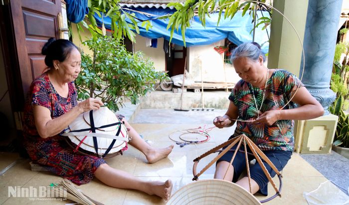 Phần lớn lao động gắn bó với nghề làm nón lá ở Khoái Quán hiện nay là người trung niên và cao tuổi.