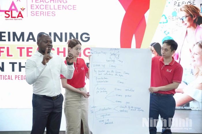 Chương trình đào tạo giáo viên được tổ chức định kỳ để liên tục nâng cao chất lượng giảng dạy.