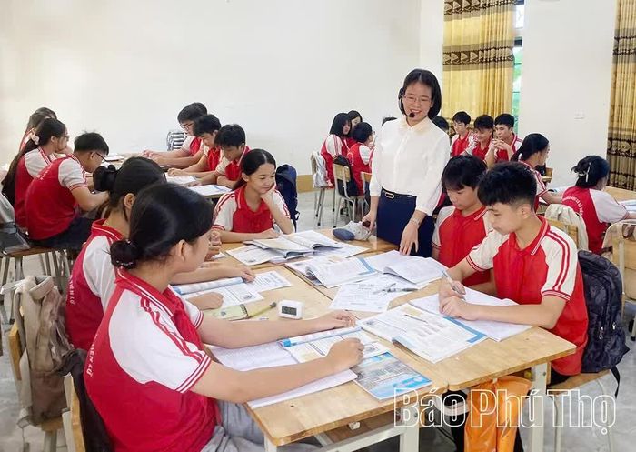 Cô giáo Trần Thị Hạnh - Giáo viên giỏi cấp tỉnh năm học 2026, Tổ trưởng Tổ ngữ văn phân hiệu THCS Tiên Lữ hướng dẫn tích hợp môn giáo dục công dân cho học sinh.