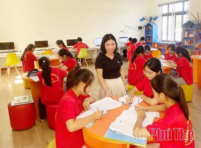 Thư viện phân hiệu THCS Đồng Ích, xã Tiên Lữ phục vụ giáo viên và học sinh đọc sách tham khảo.