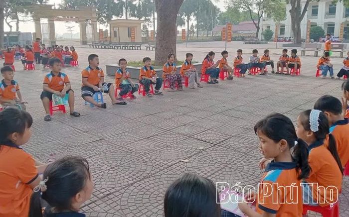Giờ học ngoại khóa tại phân hiệu Tiểu học Đồng Ích A, xã Tiên Lữ.