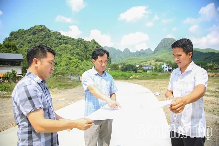 Cán bộ Trung tâm Dịch vụ sự nghiệp công xã Dũng Tiến rà soát quy hoạch các khu vực dự kiến xây dựng khu tái định cư cho người dân vùng có nguy cơ xảy ra thiên tai.