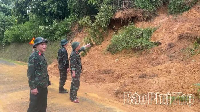 Thành viên Ban chỉ huy phòng thủ dân sự xã Dũng Tiến rà soát các khu vực tiềm ẩn nguy cơ sạt lở cao trên địa bàn.
