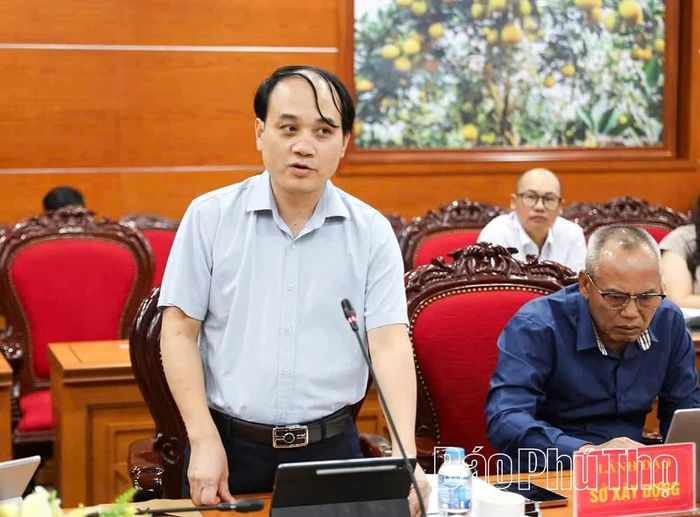 Lãnh đạo các sở, ngành phát biểu làm rõ một số nội dung có liên quan đến tiến độ các dự án.