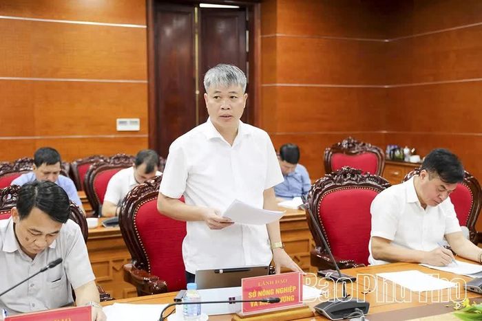 Lãnh đạo Sở NN&MT báo cáo kết quả thực hiện các dự án ổn định dân cư, phát triển kinh tế - xã hội vùng chuyển dân sông Đà.