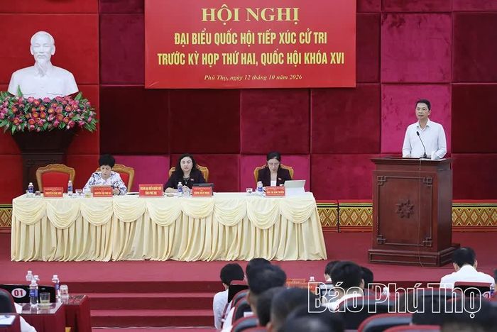 Các sở,ngành đơn vị trực tiếp trao đổi, làm rõ những nội dung cử tri quan tâm.
