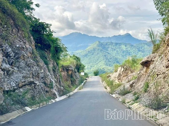 Tuyến đường qua địa hình đồi núi tại xã Tiền Phong được đầu tư nâng cấp, góp phần cải thiện giao thông, tạo điều kiện thuận lợi cho người dân đi lại và phát triển kinh tế - xã hội.