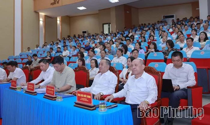 Đồng chí Phó Bí thư Tỉnh ủy, Chủ tịch HĐND tỉnh Bùi Đức Hinh cùng các đại biểu dự hội nghị.