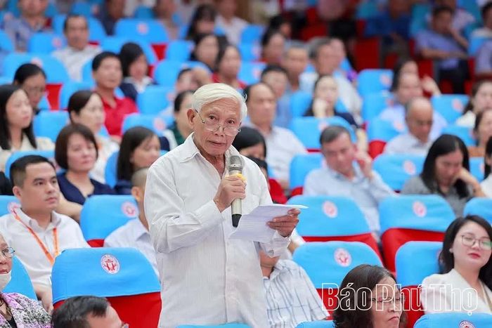 Cử tri phường Nông Trang nêu một số kiến nghị với Đoàn ĐBQH tỉnh.