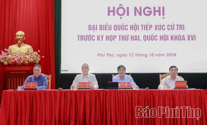 Đồng chí Bí thư Tỉnh ủy, Trưởng Đoàn ĐBQH tỉnh Phạm Đại Dương cùng các đại biểu Quốc hội tiếp xúc cử tri trước Kỳ họp thứ Hai, Quốc hội khóa XVI.
