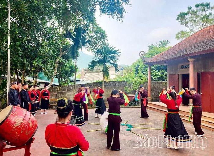 Diễn xướng dân gian tại sân đình.