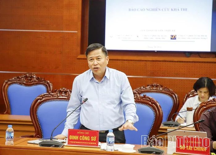 Đồng chí Phó Chủ tịch UBND tỉnh Đinh Công Sứ điều hành phần thảo luận.