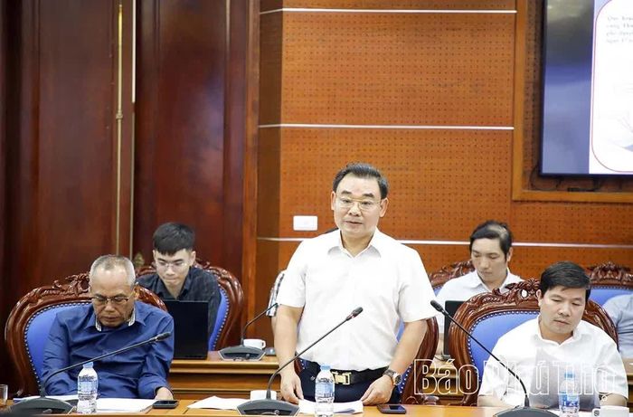 Đại diện Ban Quản lý dự án khu vực Hòa Bình báo cáo kết quả triển khai dự án Hệ thống kênh mương hồ Cánh Tạng (giai đoạn 2).