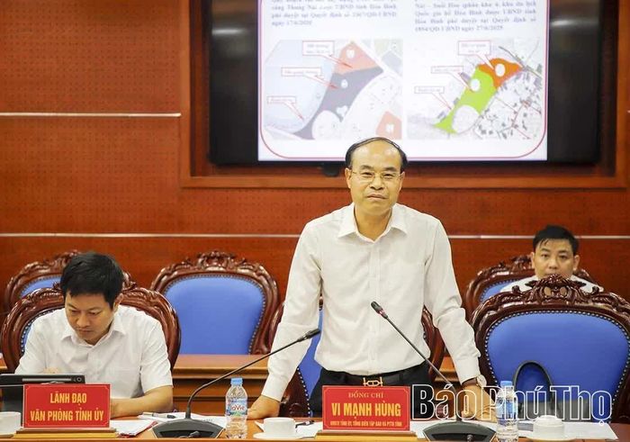 Đồng chí Vi Mạnh Hùng - Ủy viên Ban Thường vụ Tỉnh ủy, Giám đốc Báo và Phát thanh, truyền hình Phú Thọ phát biểu tại buổi làm việc.