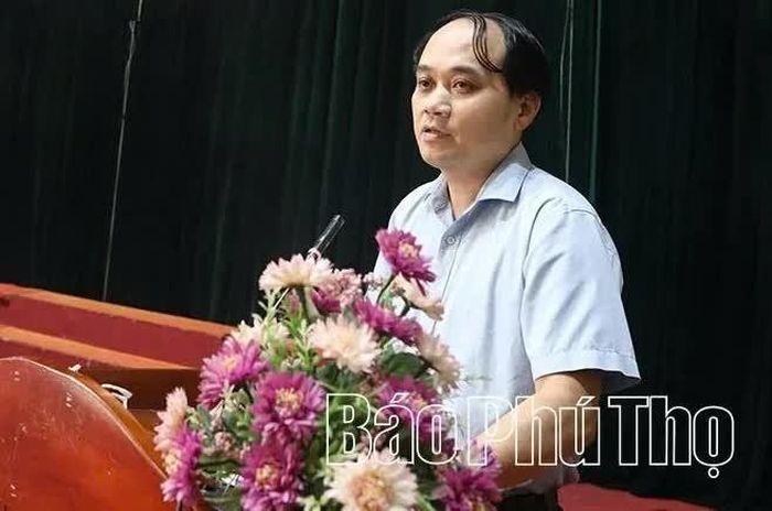 Đại diện các sở, ngành trao đổi, làm rõ những nội dung cử tri quan tâm.