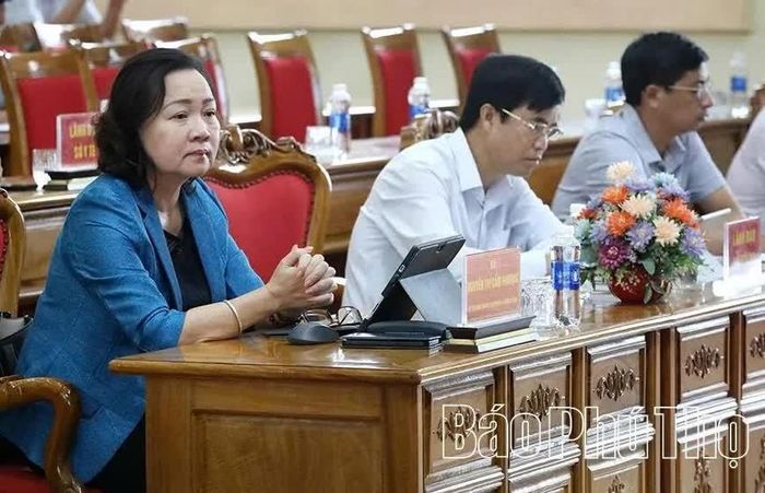 Phó Chủ tịch HĐND tỉnh Nguyễn Thị Cẩm Phương và các đại biểu dự hội nghị.