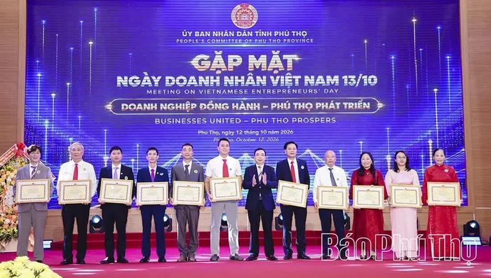 Phó Bí thư Tỉnh uỷ Bùi Huy Vĩnh trao Bằng khen của Chủ tịch UBND tỉnh tặng các tập thể có thành tích xuất sắc trong phong trào thi đua yêu nước năm 2025.