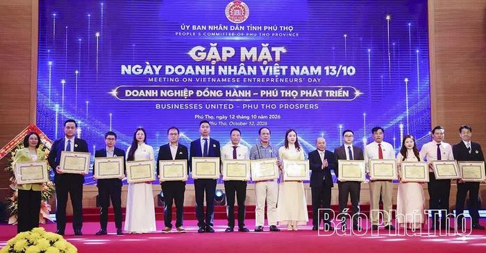 Phó Bí thư Tỉnh uỷ, Chủ tịch HĐND tỉnh Bùi Đức Hinh trao Bằng khen của Chủ tịch UBND tỉnh tặng các tập thể có thành tích xuất sắc trong phong trào thi đua yêu nước năm 2025.