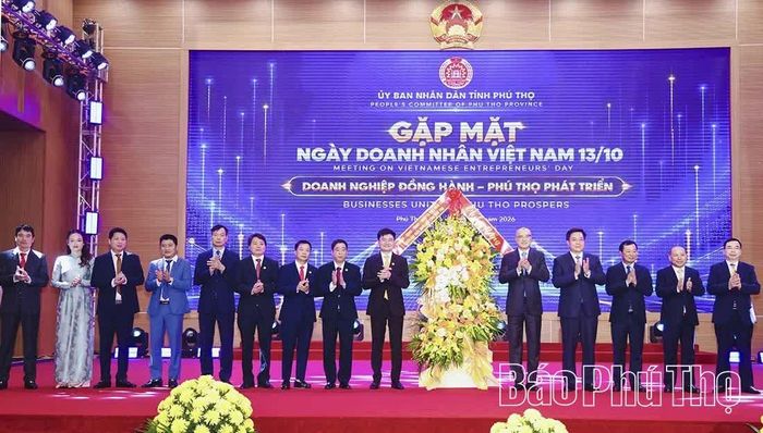 Lãnh đạo Tỉnh ủy, HĐND, UBND tỉnh tặng hoa chúc mừng Liên đoàn Doanh nghiệp tỉnh.