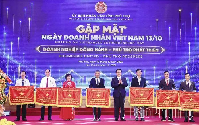 Chủ tịch UBND tỉnh Trần Duy Đông trao Cờ thi đua tặng các tập thể có thành tích xuất sắc.