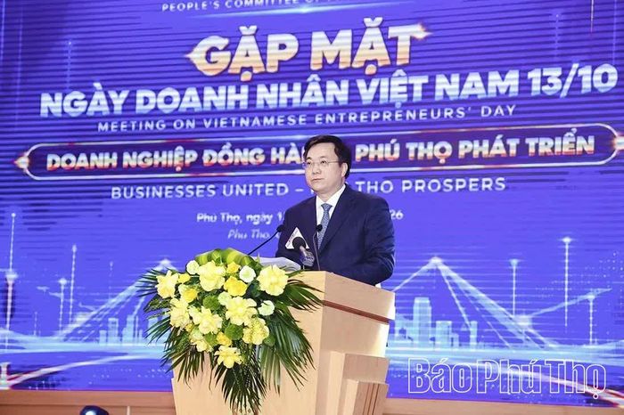Chủ tịch UBND tỉnh Trần Duy Đông phát biểu tại hội nghị.