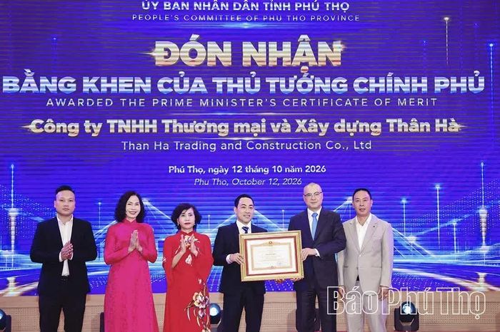 Bí thư Tỉnh ủy Phạm Đại Dương trao Bằng khen của Thủ tướng Chính phủ tặng Công ty TNHH Thương mại và Xây dựng Thân Hà.