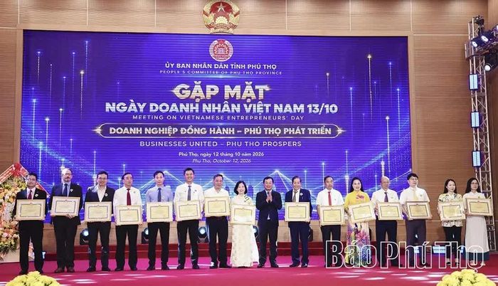 Phó Bí thư Thường trực Tỉnh uỷ Bùi Văn Quang trao Bằng khen của Chủ tịch UBND tỉnh tặng các tập thể có thành tích xuất sắc trong phong trào thi đua yêu nước năm 2025.