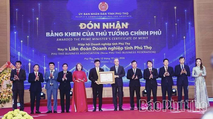 Bí thư Tỉnh ủy Phạm Đại Dương trao Bằng khen của Thủ tướng Chính phủ tặng Liên đoàn Doanh nghiệp tỉnh Phú Thọ.
