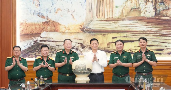 Đại diện lãnh đạo Binh đoàn 12 tặng quà lưu niệm tỉnh Quảng Trị - Ảnh: Q.V