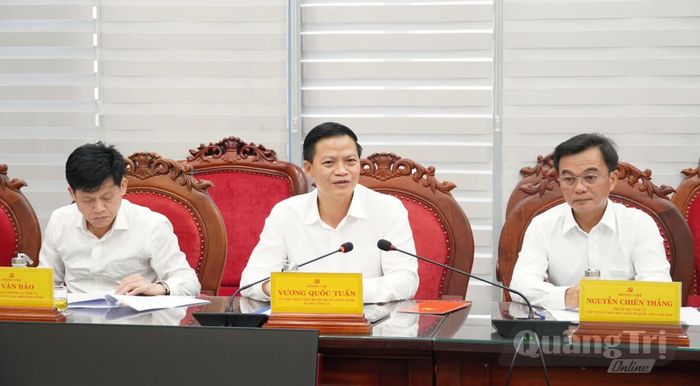 Đồng chí Vương Quốc Tuấn, Bí thư Tỉnh ủy và các đồng chí lãnh đạo tỉnh tham dự buổi làm việc - Ảnh: Q.V