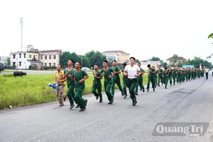 Lực lượng vũ trang hăng hái tham gia giải - Ảnh: Đ.V