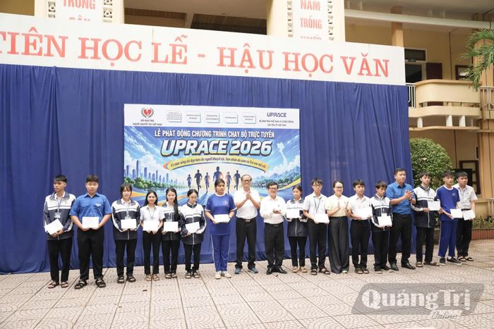 Trao học bổng tặng học sinh có hoàn cảnh khó khăn - Ảnh: Đ.V