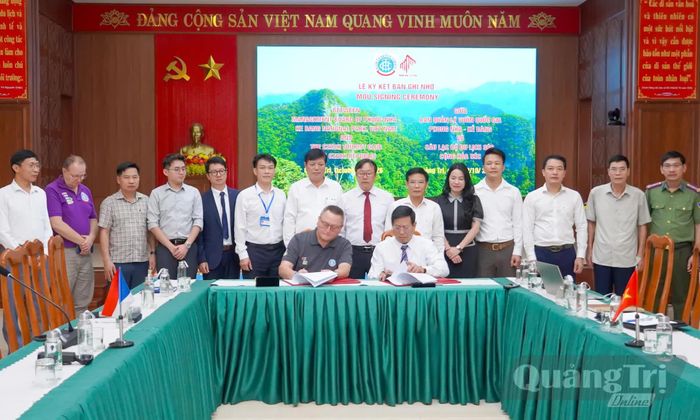 Ký kết biên bản ghi nhớ hợp tác giữa Ban Quản lý Vườn Quốc gia Phong Nha-Kẻ Bàng và Câu lạc bộ Du lịch Cộng hòa Séc - Ảnh: N.H
