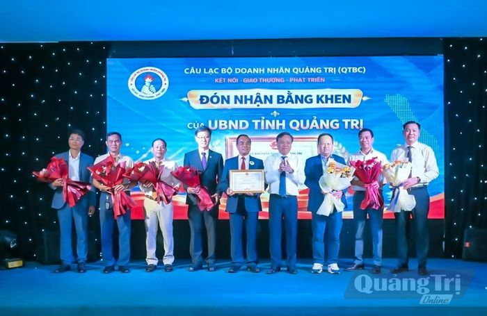 Đồng chí Lê Đức Tiến, Phó Chủ tịch UBND tỉnh trao bằng khen của Chủ tịch UBND tỉnh cho tập thể CLB Doanh nhân Quảng Trị tại TP. Hồ Chí Minh - Ảnh: QTBC